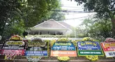 Suasana rumah duka Guruh Soekarnoputra di Jalan Sriwijaya Raya, Kebayoran Baru, Jakarta Selatan, Sabtu (26/9/2026). Sejumlah pelayat berdatangan untuk memberikan penghormatan terakhir kepada putra bungsu Presiden pertama RI Soekarno tersebut. (KLY/Budy Santoso)