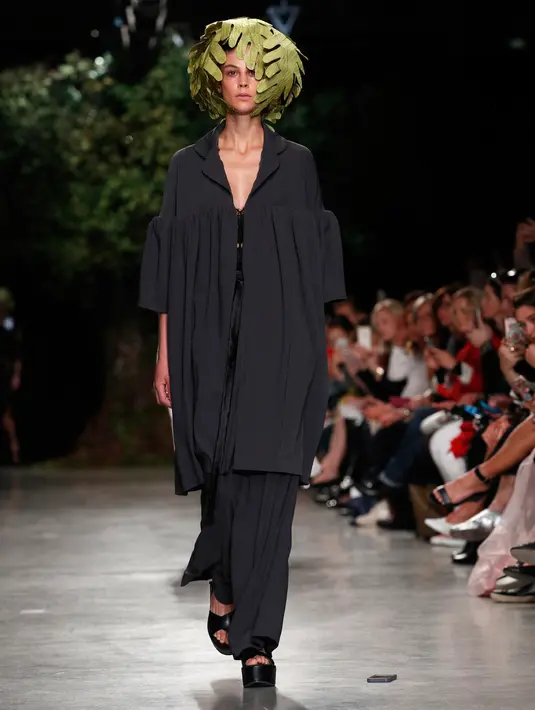 PHOTO: Ada Model dengan Rambut Daun Melenggang di Paris - Foto Liputan6.com