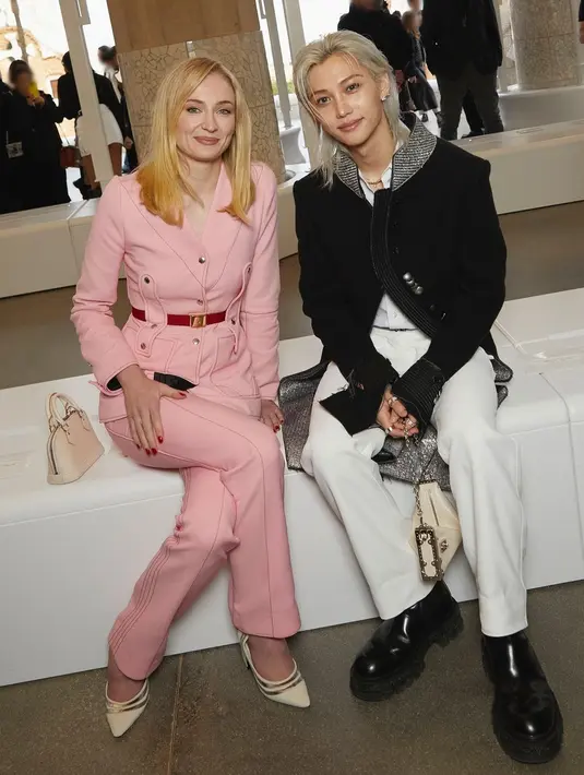 “Pertunjukannya sungguh luar biasa,” tulis Felix di Instagram, menandai direktur artistik Louis Vuitton, Nicolas Ghesquière. [Dok/Louis Vuitton/@yong.lixx]