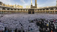 Umat ​​Muslim berdoa di sekitar Ka'bah, tempat suci paling suci Islam, di Masjidil Haram di kota suci Mekkah pada hari pertama Idul Fitri, yang menandai berakhirnya bulan puasa Ramadhan, Jumat (21/4/2023). (Photo by Abdel Ghani BASHIR / AFP)