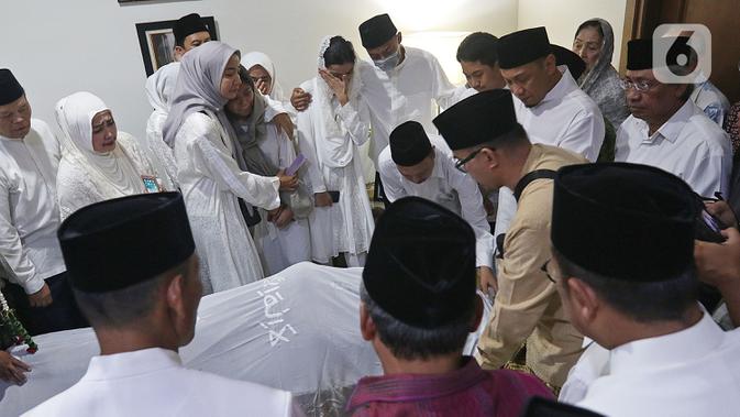 Foto Haru Dan Air Mata Di Rumah Duka Gus Sholah News Liputan6 Com