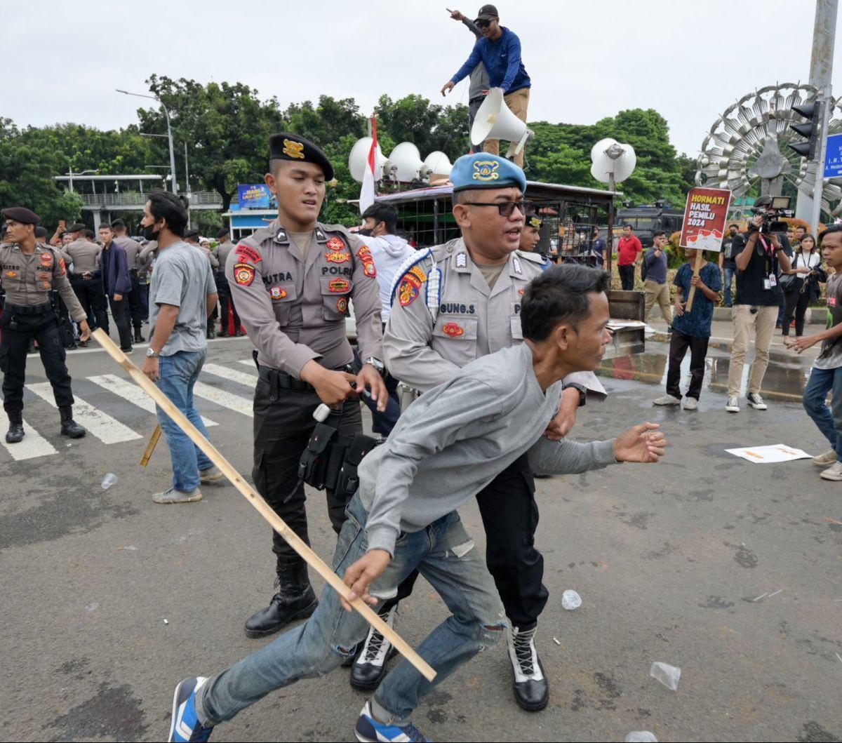 Kericuhan terjadi saat kelompok pengunjuk rasa yang berbeda tuntutan terkait hasil Pemilu 2024 menggelar aksi demo di kawasan Patung Kuda, dekat Monas, Jakarta, Rabu (27/3/2024). Demo tersebut dilakukan saat Mahkamah Konstitusi (MK) menggelar sidang perda