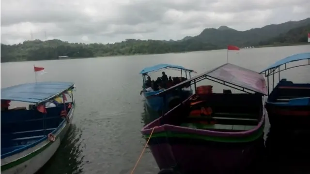 Makam di Tengah Waduk Sermo