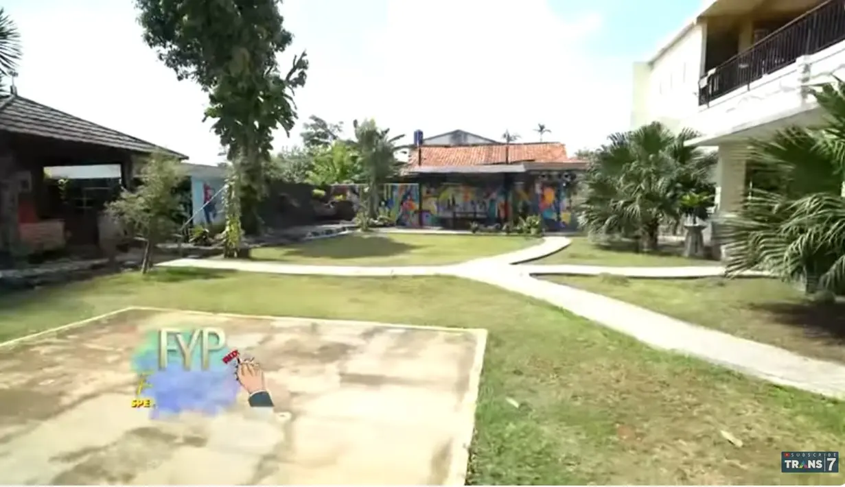 Potret halaman rumah Narji yang sangat luas dan asri dengan banyak tanaman. Terdapat beberapa pohon besar. Ada gazebo yang bisa digunakan untuk santai. Dan beberapa tempat olahraga hingga bermain anak-anak. [Youtube/TRANS7 OFFICIAL]