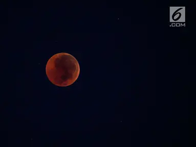 Foto fase gerhana bulan total dI langit kota Jakarta, Sabtu (28/7) dini hari. Gerhana bulan total tahun ini merupakan fenomena langka karena terjadi selama 1 jam 43 menit atau merupakan gerhana terlama yang terjadi di abad ini. (Liputan6.com/Johan Tallo)