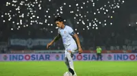 Kapten Arema FC, Ahmad Alfarizi, antusias bermain satu lapangan Ronaldinho di Trofeo Meet the Star yang digelar Minggu (26/6/2022). (Bola.com/Iwan Setiawan)