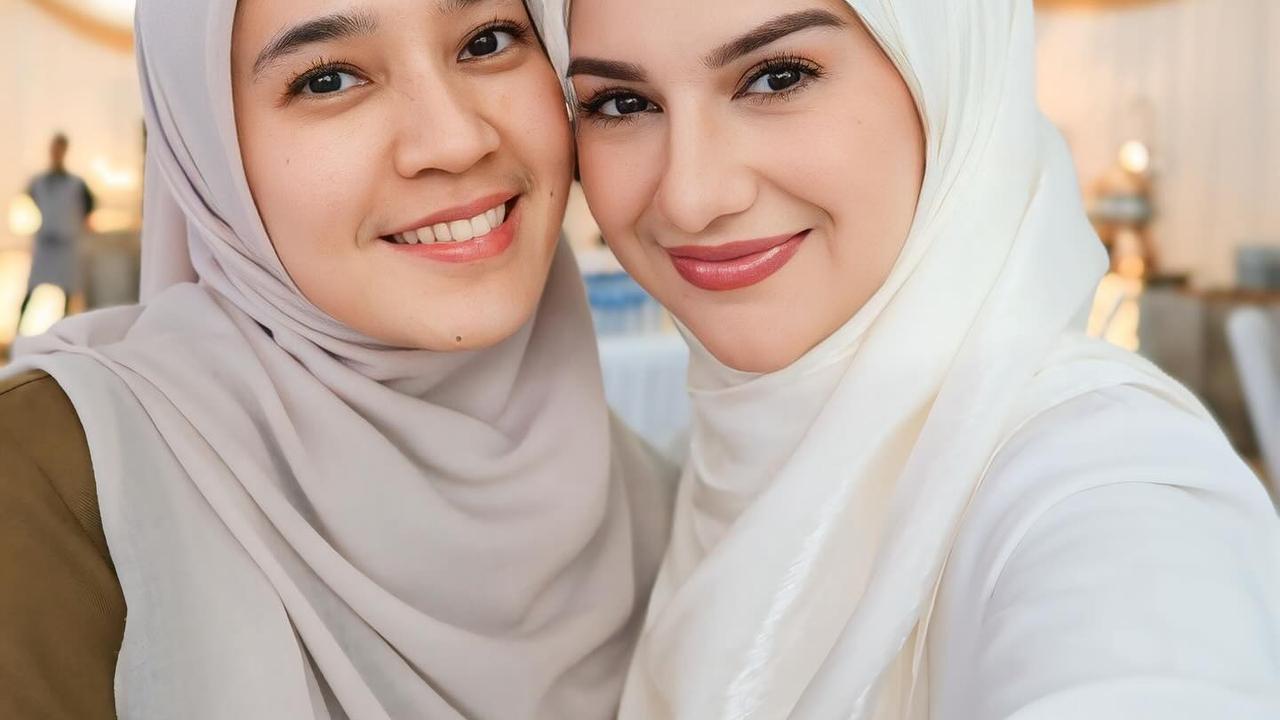 Irish Bella dan Haldy Sabri Datang ke Sebuah Acara, Tampak Bahagia - Air Rumi Tertawa Lepas Sambil Tiduran ke Ayah Sambung