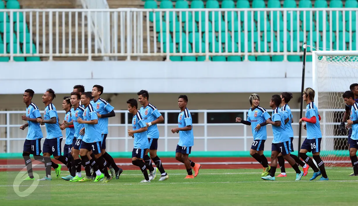 Pemain Timnas Myanmar berlari jelang latihan resmi laga persahabatan melawan Timnas Indonesia U-22 di Stadion Pakansari, Kab Bogor, Senin (20/3). Timnas Indonesia U-22 akan melakoni laga uji coba lawan Myanmar, (21/3). (Liputan6.com/Helmi Fithriansyah)