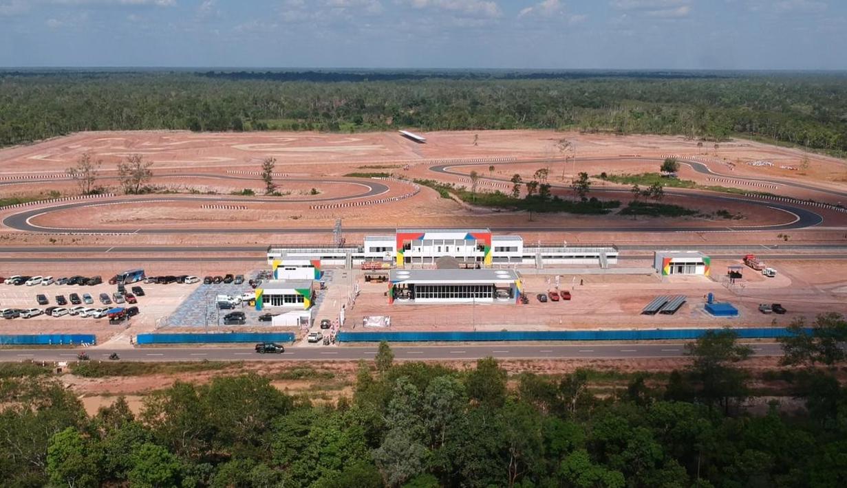 Sirkuit Fregeb Waninggap Sai Gau Tak merupakan sirkuit resmi yang berlokasi di Merauke, Papua. Kawasan sirkuit ini terletak di lahan seluas 26,5 hektar yang terdiri dari sirkuit aspal, motor cross, dan lahan terbuka hijau. Area ini diresmikan pada 2020 untuk digunakan pada PON 2020. Panjang lintasannya mencapai 1,8 km dengan lebar trek 8 meter yang terdiri dari 16 tikungan. (Source: reportasepapua.co.id)