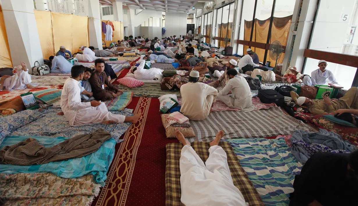 Suasana saat umat muslim itikaf atau berdiam di masjid dan menyembah Allah pada sepuluh hari terakhir Ramadan di Masjid Grand Faisal, Islamabad, Pakistan, Minggu (26/5/2019). Umat muslim terlihat membawa perlengkapan tidur seperti bantal dan selimut untuk menginap di masjid. (AP Photo/Anjum Naveed)