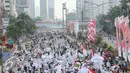 Ratusan orang melakukan long march dari Senayan menuju Bundaran HI, Jakarta, Minggu (16/8/2015). Parade Tauhid yang diikuti berbagai organisasi massa Islam ini digelar dalam rangka mensyukuri kemerdekaan RI yang ke 70 tahun. (Liputan6.com/Faizal Fanani)