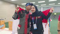 Atlet menembak Indonesia, Fathur Gustavian (kiri) dan Dewi Laila Mubarokah, yang sama-sama meraih medali emas di SEA Games 2021, di Hanoi, Vietnam. (NOC Indonesia)