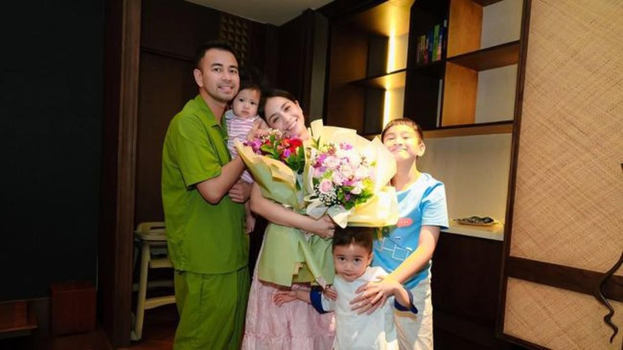 Potret Manis Raffi Ahmad dan Ketiga Anaknya Beri Kejutan Spesial untuk Nagita Slavina di Hari Ibu (credit: instagram/raffinagita1717)