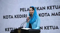 Arumi Bachsin memberikan sambutan saat acara Pelantikan Walikota dan Wakil Walikota Kediri serta Walikota dan Wakil Walikota Madiun pada Senin, 29 April 2019. (Liputan6.com/IG/@humasprovjatim)