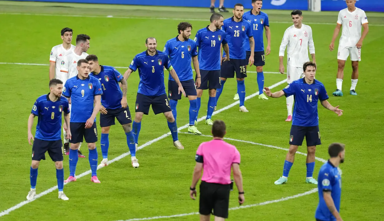 Para pemain Italia berbaris saat menunggu tendangan bebas pemain Spanyol pada pertandingan semifinal Euro 2020 melawan Spanyol di Stadion Wembley, London, Inggris, Rabu (7/7/2021). Italia mengalahkan Spanyol 4-2 lewat adu penalti setelah laga imbang 1-1 selama 120 menit. (AP Photo/Matt Dunham,Pool)