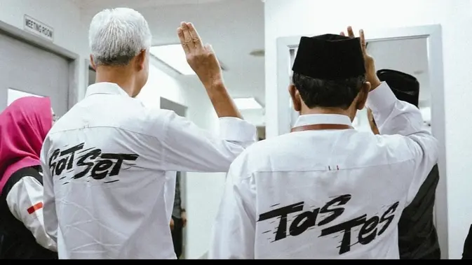 <p>Ganjar Pranowo Tampil Beda di Debat Capres 2024, Kenakan Kemeja Putih Bertuliskan 'Sat Set'. Sementara Mahfud MD Bertuliskan 'Tes Tes' (Foto: Instagram.com/mohmahfudmd)</p>