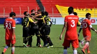 Pemain Sriwijaya FC melakukan selebrasi usai mencetak gol. Persija kalah 1-0 dari Sriwijaya FC di SCM Cup 2015, Stadion Haji Agus Salim, Padang, Minggu (18/1/2015). (Liputan6.com/Johan Tallo)