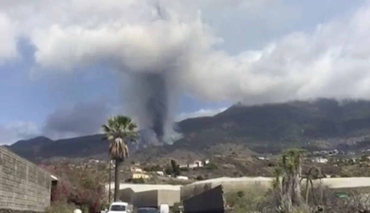 Gambar yang diambil dari video ini menunjukkan letusan gunung berapi yang difilmkan oleh warga, Carlota Manuela Martín Fuentes, di pulau La Palma di Kepulauan Canaria, Spanyol, Minggu (19/9/2021). Letusan gunung mmemuntahkan lava, debu, dan asap besar. (Carlota Manuela Martin Fuentes via AP)