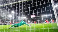Penjaga gawang Swiss Yann Sommer menyelamatkan tendangan penalti pemain Republik Ceko Tomas Soucek pada pertandingan sepak bola Grup A2 UEFA Nations League di Stadion Kybunpark, St. Gallen, Swiss, 27 September 2022. Swiss mengalahkan Republik Ceko dengan skor 2-1. (Michael Buholzer/Keystone via AP)
