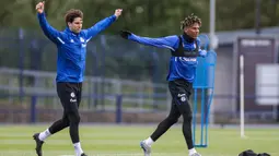 Pemain Schalke 04, Juan Miranda dan Jean-Clair Todibo, melakukan latihan di Gelsenkirchen (12/5/2020). Sejumlah klub menggelar latihan jelang bergulirnya kembali liga-liga di Eropa. (AFP/Tim Rehbein)