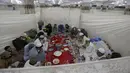 <p>Umat Muslim berbuka puasa saat mereka melakukan "Itikaf"di sebuah masjid, di Lahore, Pakistan, Jumat (22/4/2022). Itikaf adalah adalah tinggal atau menetap di dalam masjid dengan niat beribadah untuk mendekatkan diri kepada Allah pada sepuluh hari terakhir Ramadhan. (AP Photo/K.M. Chaudary)</p>