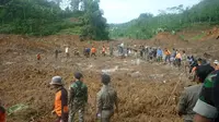 Proses evakuasi korban longsor di Banjarnegara. (Liputan6.com/Idhad Zakaria)