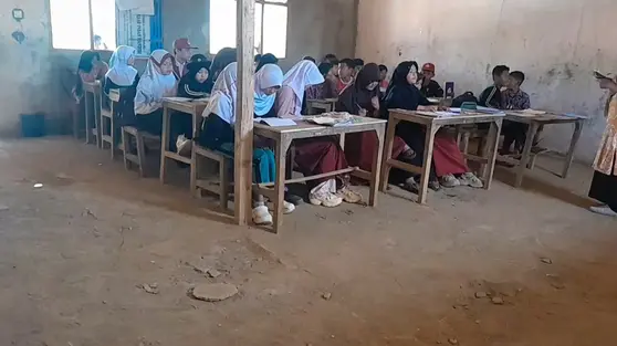 Murid SD di Sukabumi Belajar Berlantai Tanah, Atap Nyaris Bocor