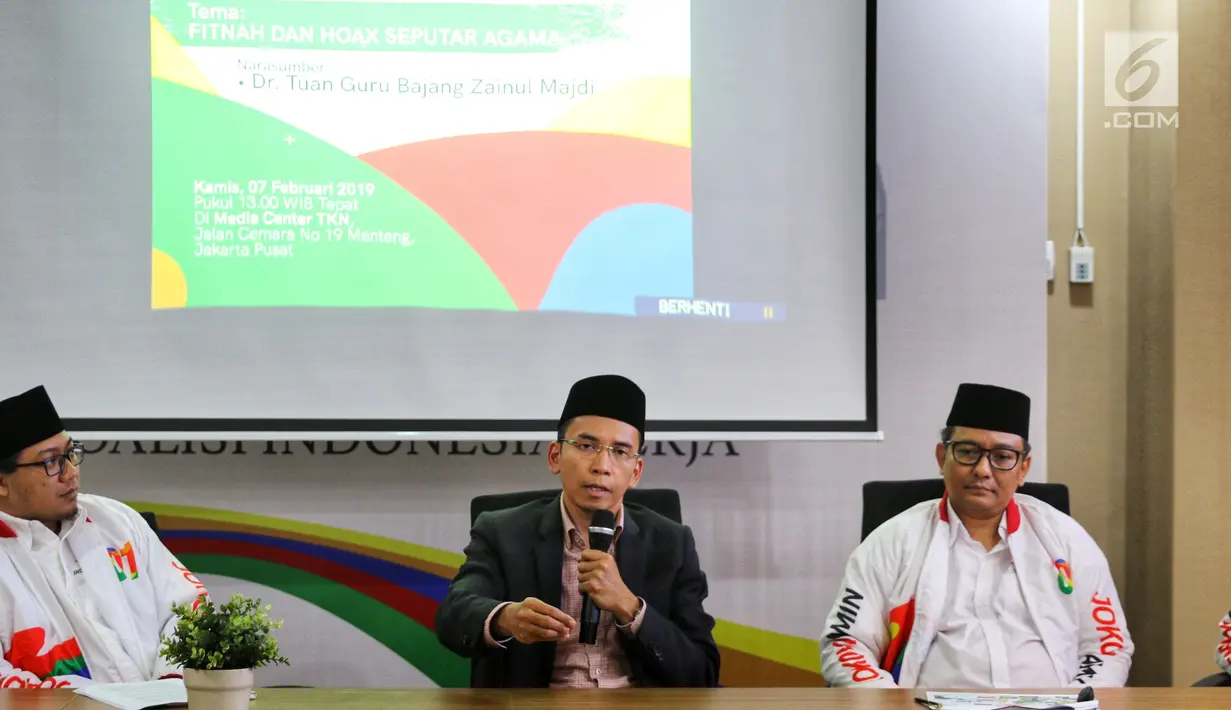 Mantan Gubernur Nusa Tenggara Barat Tuan Guru Bajang Zainul Majdi memberi penjelasan saat menjadi narasumber dalam diskusi di Jakarta, Kamis (7/2). Diskusi tersebut terkait Gerakan Menangkal Fitnah dan Hoax seputar agama. (Liputan6.com/Johan Tallo)