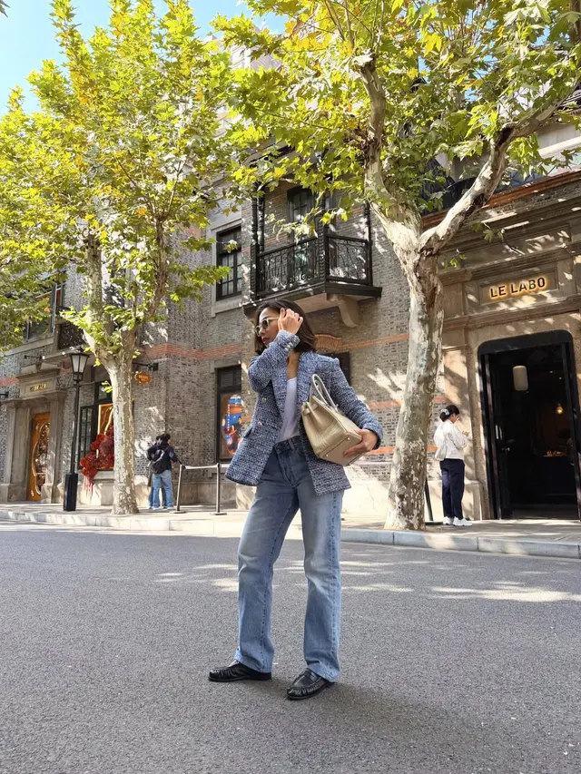 Nikita Willy Tampil Powerful Saat Liburan di Shanghai dengan Tweed Blazer dan Tas Hermès Birkin Croco