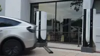 simulasi saat mobil Tesla langsung tancap gas dan menarik kabel Supercharger hingga terlepas secara paksa demi melarikan diri dari situasi darurat. (Carscoops)