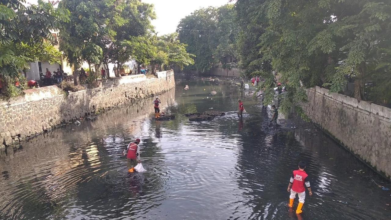 Pemkot Semarang Resik-resik Kali Semarang