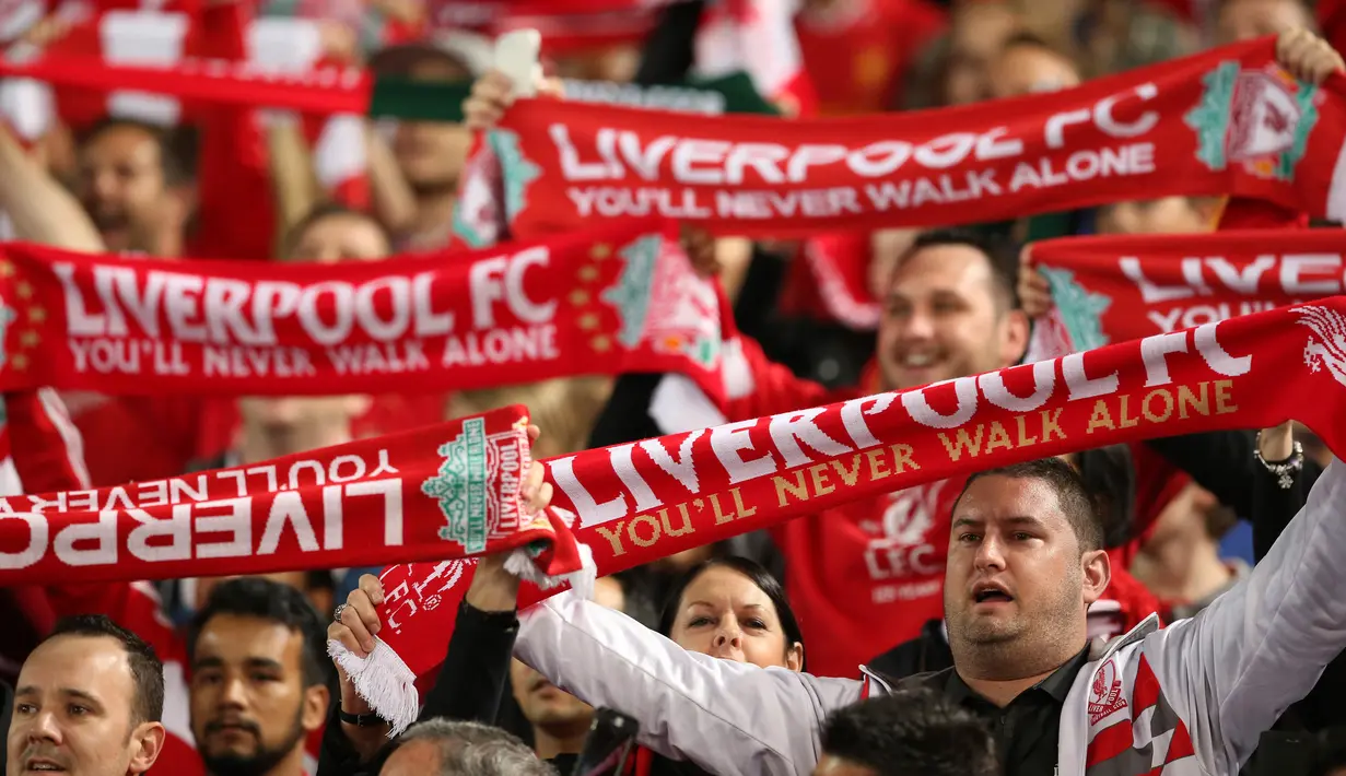 Fans Liverpool FC bernyanyi sebelum pertandingan persahabatan dimulai di Sydney, Australia (24/5). (AP Photo / Rick Rycroft)