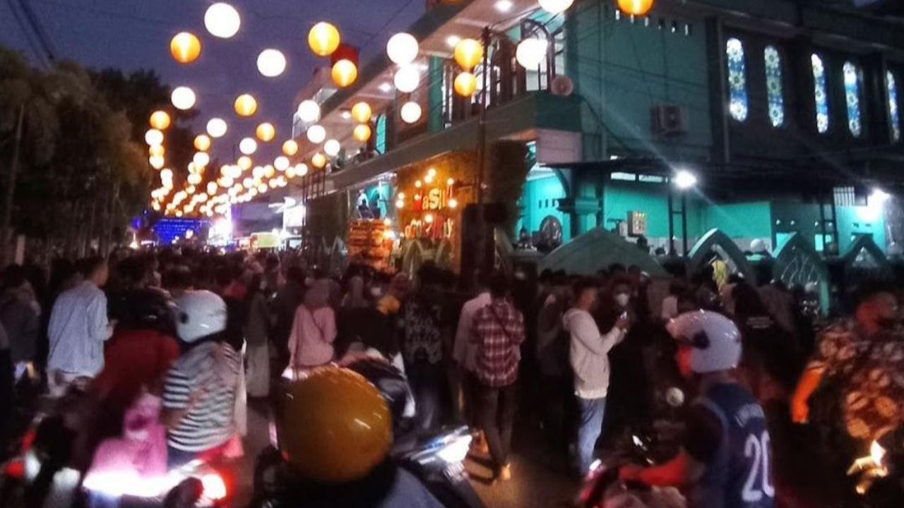 Jika berminat, Anda dapat berkunjung selama akhir pekan mulai pukul 16.00 sore hingga 20.00 malam. <br>