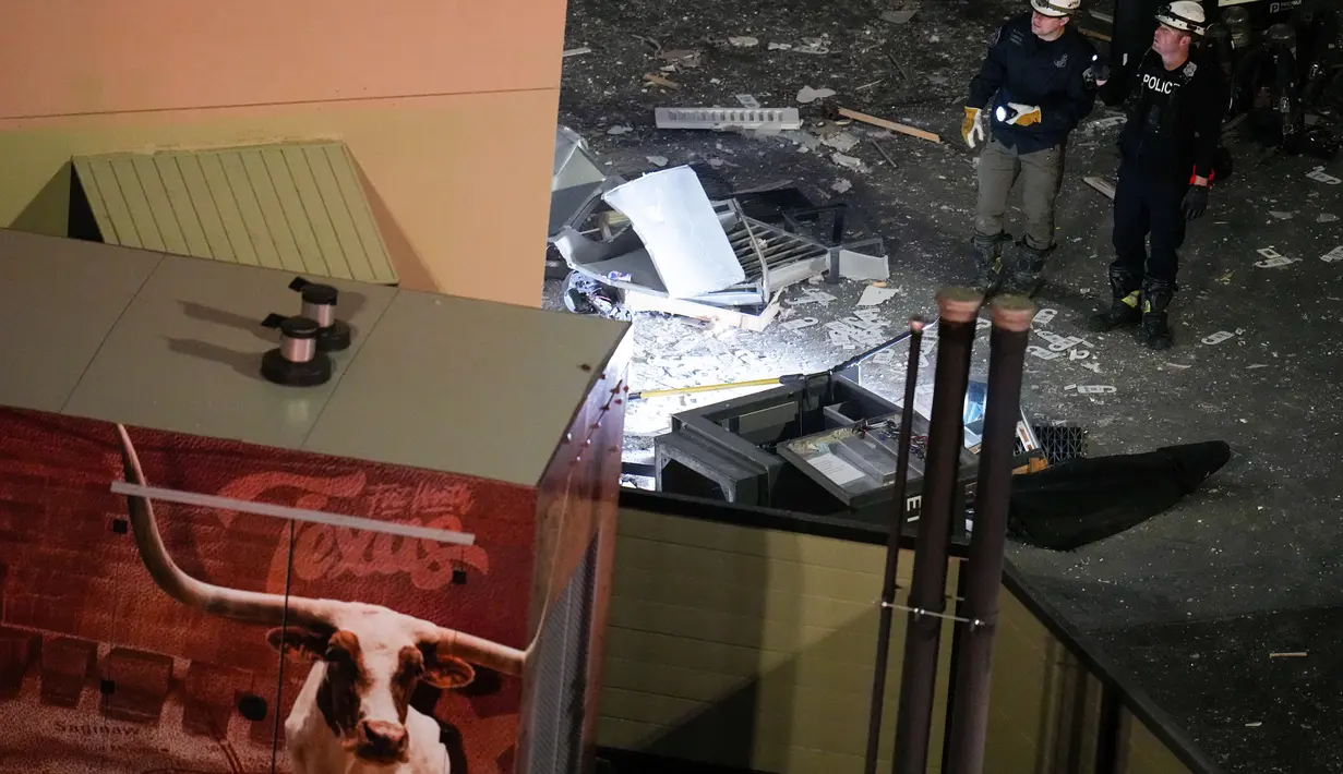 Penyebab ledakan masih belum diketahui, namun pekerjaan konstruksi sedang berlangsung di gedung tersebut dan ledakan tersebut kemungkinan besar disebabkan oleh kebocoran gas. (AP Photo/Julio Cortez)