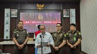 Kejari Luwu merilis penangkapan Wahidin bin Sakka yang merupakan DPO kasus penganiayaan terhadap Babinsa TNI di Dusun Katonan Tanah, Desa Bululondong, Kecamatan Lamasi Timur, Luwu. (Dok. Istimewa)