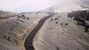 Melintasi panorama ikonik, Pegunungan Ventoux, Wout Van Aert mapu melahap balapan sejauh 198,9 km dengan catatan waktu 5 jam 17 menit 43 detik. (Foto: AFP/Anne-Christine Poujoulat)