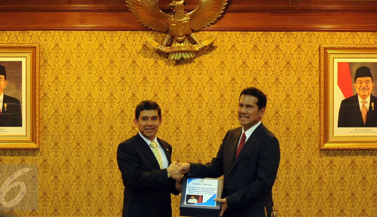 Pejabat baru Menpan-RB, Asman Abnur (kanan) menerima berkas memori jabatan dari Yuddy Chrisnandi  saat serah terima jabatan di Kemenpan RB, Jakarta, Rabu (27/7). Asman Abnur resmi menjabat Menpan-RB menggantikan Yuddy. (Liputan6.com/Helmi Fithriansyah)