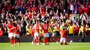 Pemain Nottingham Forest Taiwo Awoniyi (kanan) dengan rekan satu timnya setelah mencetak gol ke gawang Liverpool pada pertandingan sepak bola Liga Inggris di City Ground, Nottingham, Inggris, 22 Oktober 2022. Liverpool dikalahkan dengan skor 0-1. (Mike Egerton/PA via AP)