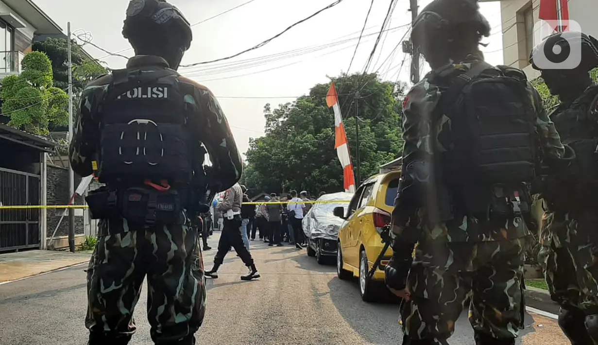 Sejumlah personel Brimob Polri berjaga di kediaman Ferdy Sambo, Jalan Saguling III, Duren Tiga Barat, Pancoran, Jakarta Selatan, Selasa (9/8/2022). Personel Brimob Polri yang berjaga terlihat membawa senjata lengkap. (Liputan6.com/Ady Anugrahadi)