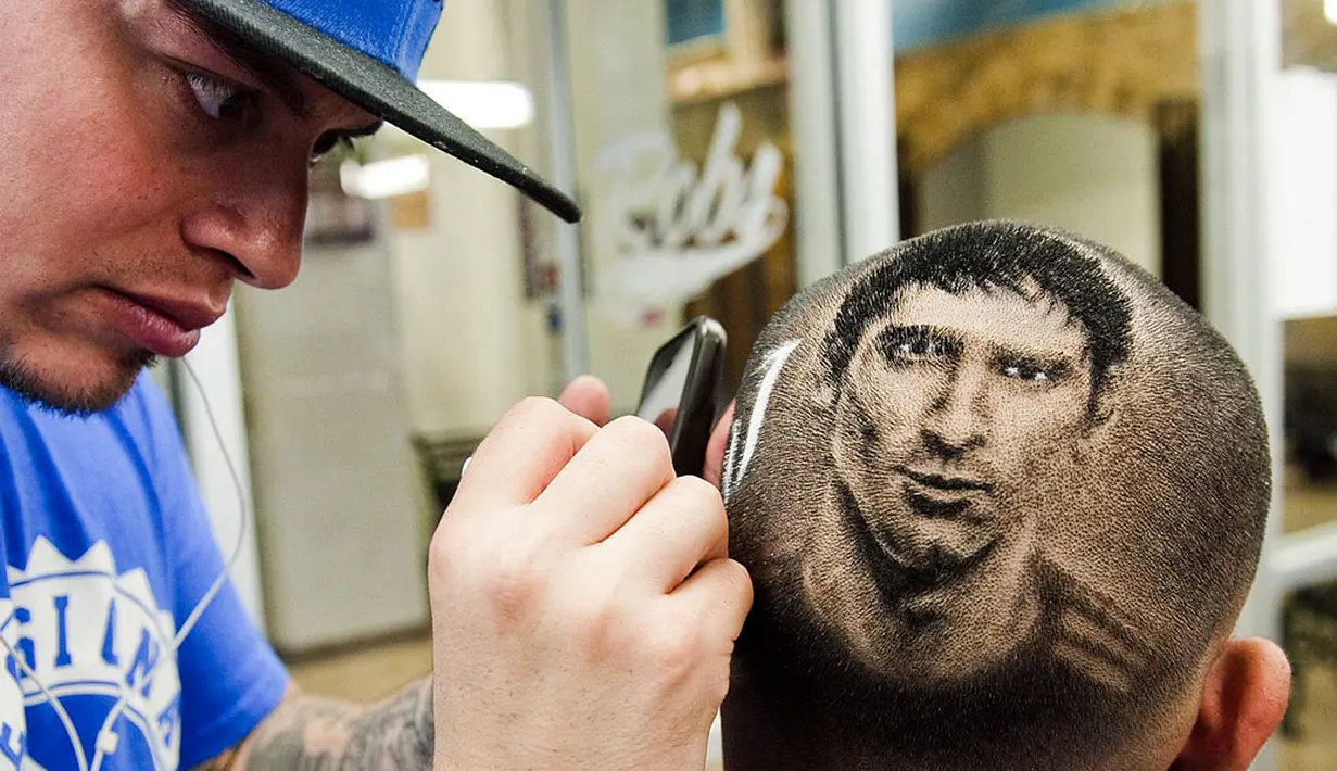 Salah satu suporter Argentina membuat lukisan wajah Lionel Messi di rambutnya di sebuah salon di San Antonio, Texas, (30/6/2014). (REUTERS/Ashley Landis)