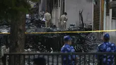 Polisi mengamankan lokasi jatuhnya pesawat di Ahmedabad, India, Jumat 13 Juni 2025. (AP/Rafiq Maqbool)