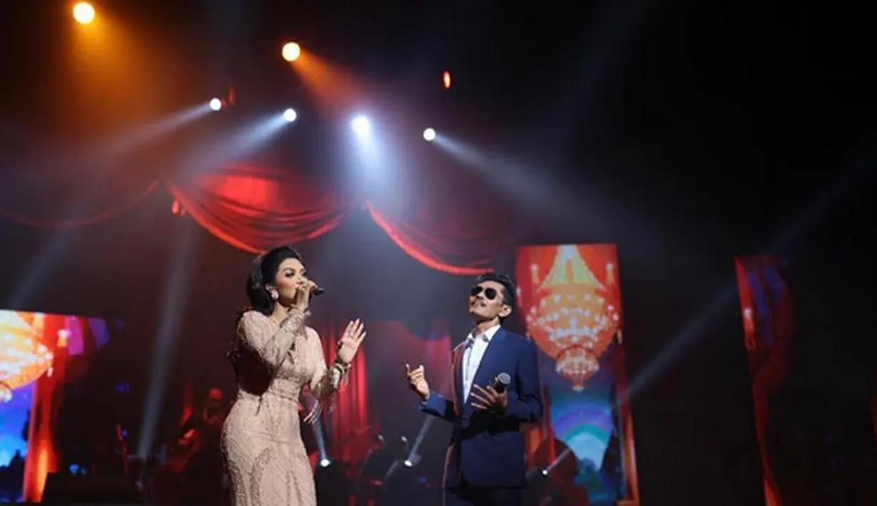 "Meskipun suami istri karna kalian org islam tak patut di atas panggung spti itu," tulis dwinila1212. Tapi banyak juga netizen yang iri melihat keromantisan hubungan pasangan ini. (Instagram/krisdayantilemos)