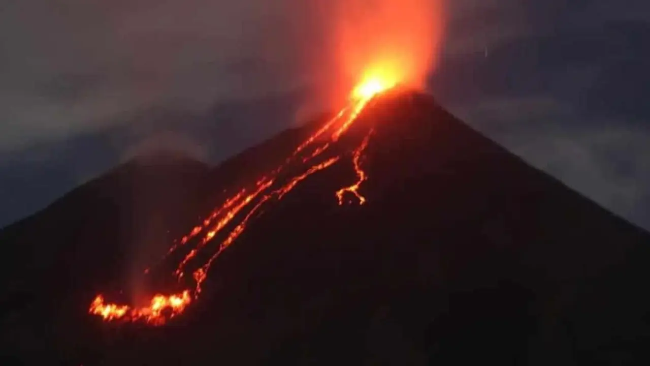Lava Pijar Gunung Lewotobi