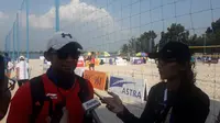 Pelatih timnas voli pantai putra Indonesia Koko Prasetyo (kiri) memberi keterangan mengenai peluang anak asuhnya di Asian Games 2018. (Liputan6.com/Luthfie Febrianto)