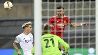 Kiper Copenhagen, Karl-Johan Johnsson, mengamati pergerakan bola saat melawan Manchester United pada laga Liga Europa di Stadion Rhein Energie, Senin (10/8/2020). MU menang tipis 1-0 atas Copenhagen.  (Wolfgang Rattay/Pool via AP)