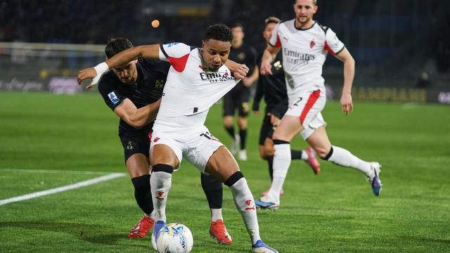 Pemain AC Milan Christopher Nkunku (tengah) berebut bola dengan pemain Pisa Simone Canestrelli