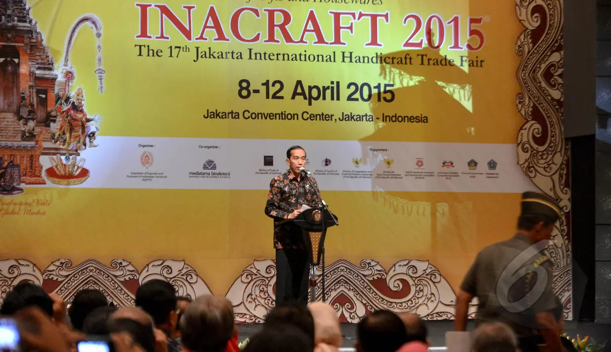 Presiden Joko Widodo menghadiri pembukaan Pameran Kerajinan Khas Indonesia - Inacraft 2015 di Balai Sidang Jakarta, Rabu (8/4/2015). Inacraft 2015 ke-17 diikuti 1.600 perusahaan dan berlangsung hingga 12 April mendatang. (Liputan6.com/Faizal Fanani)