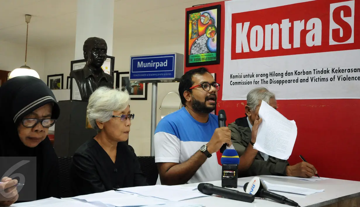Koordinator KontraS, Haris Azhar (kedua kanan) menunjukkan surat saat memberikan penyataan di Jakarta, Rabu (2/3/2016). KontraS beserta keluarga korban pelanggaran HAM masa lalu mendesak pencopotan Jaksa Agung. (Liputan6.com/Helmi Fithriansyah)
