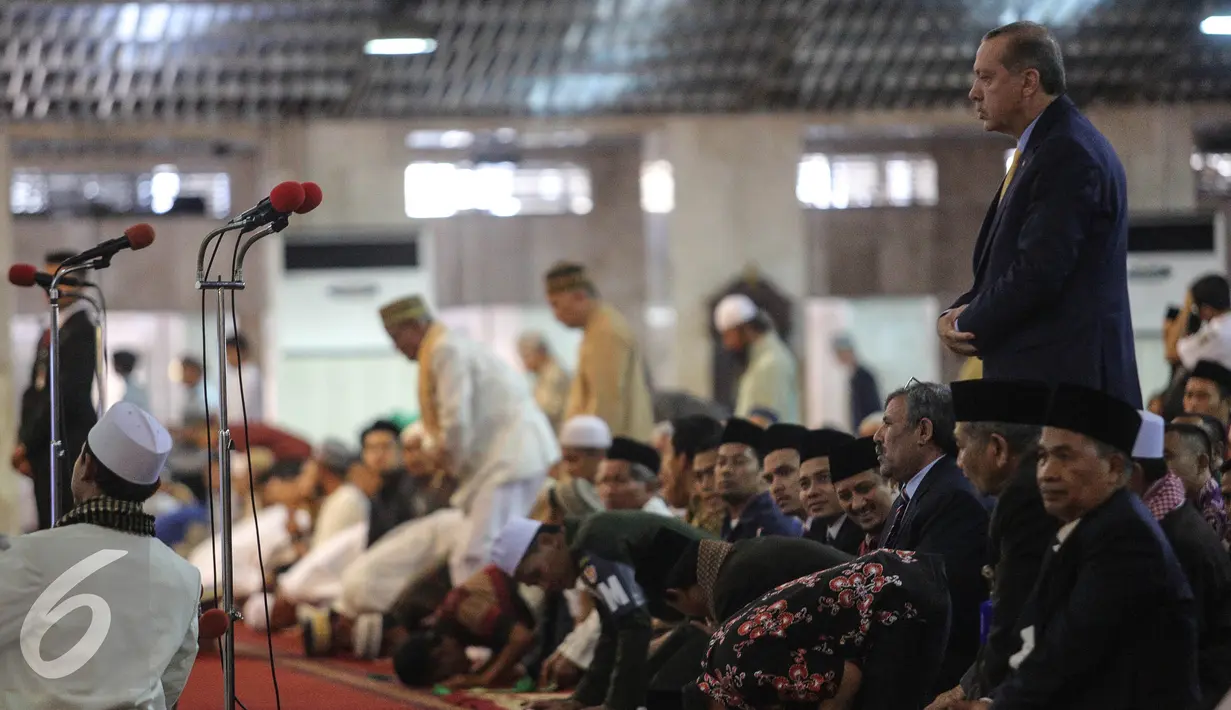 Presiden Turki Reccep Tayyip Erdogan (berdiri) saat shalat Sunnah sebelum Shalat Jumat di Mesjid Istiqlal, Jakarta, Jumat (31/7/2015). Erdogan berada di Indonesia selama tiga hari dalam rangka kunjungan kenegaraan. (Liputan6.com/Faizal Fanani)