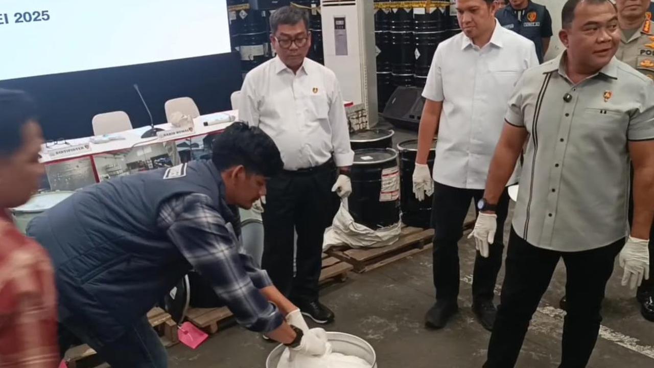 Polisi Bongkar Perdagangan Sianida Ilegal di Surabaya, Tersangka Bos PT SHC Raup Untung Lebih dari Rp59 Miliar